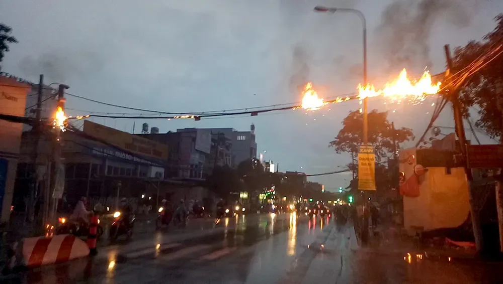 Bó cáp điện bắt ngang đường Phan Văn Trị phát cháy, bắn tia lửa điện tung tóe khắp nơi. 